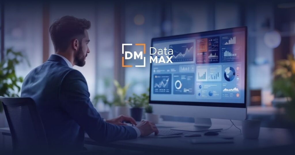 Gerente inmobiliario revisando analítica en tiempo real desde su computadora con DataMAX