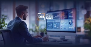 Gerente inmobiliario revisando analítica en tiempo real desde su computadora con DataMAX